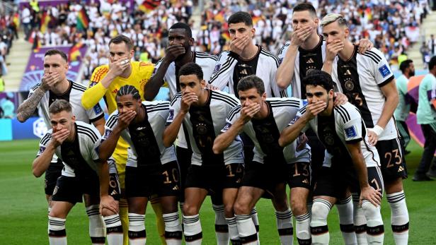 Das Deutsche Team hielt sich bei der WM in Katar den Mund zu - und schied früh aus