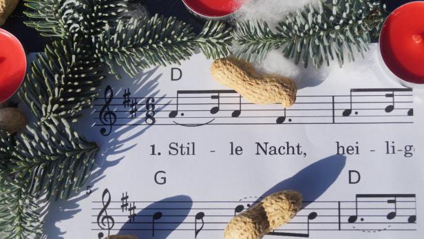 Ohne den Weihnachtsklassiker geht überhaupt nichts: Den Text von „Stille Nacht, heilige Nacht“ hat das Weihnachtsliederbüro auch in gut 300 Übersetzungen parat.