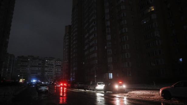 Selenskij nach russischen Luftangriffen: Sechs Millionen Menschen wieder mit Strom versorgt