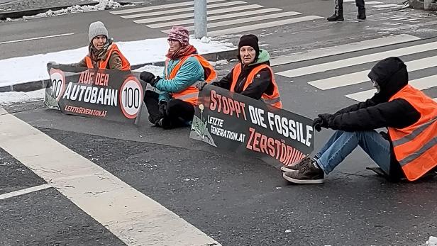 Klimaaktivisten blockierten Straße in Innsbruck