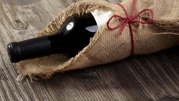 Eine Flasche Rotwein.