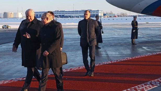 Mit Brot und Salz empfangen: Lukaschenko rollt Putin den roten Teppich aus