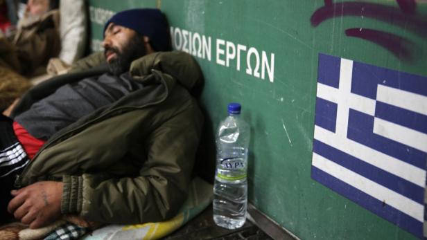 Homeless men, 41-year-old Argiris (R) and 76-year-old Alexopoulos (L), sleep by the entrance of a metro station in central Athens January 21, 2013. Since the debt crisis erupted in 2009, hundreds of thousands of Greeks have lost their jobs and the unemployment rate in the country reached 26.8 percent in March, new figures show. According to Praxis, a non-governmental organisation, the number of homeless in Greece has nearly doubled to over 20,000 from 11,000 in 2009. Picture taken January 21, 2013. REUTERS/Yannis Behrakis (GREECE - Tags: SOCIETY POLITICS BUSINESS EMPLOYMENT) ATTENTION EDITORS: PICTURE 28 OF 41 FOR PACKAGE &#039;DOWN AND OUT IN ATHENS&#039;. TO FIND ALL IMAGES SEARCH &#039;UNEMPLOYMENT YANNIS&#039;