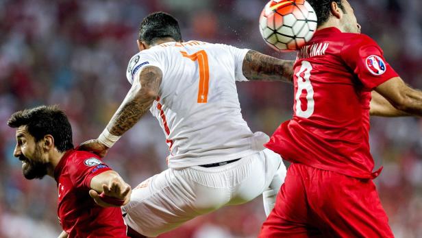 Fußballspieler im Sprung beim Kopfballduell.