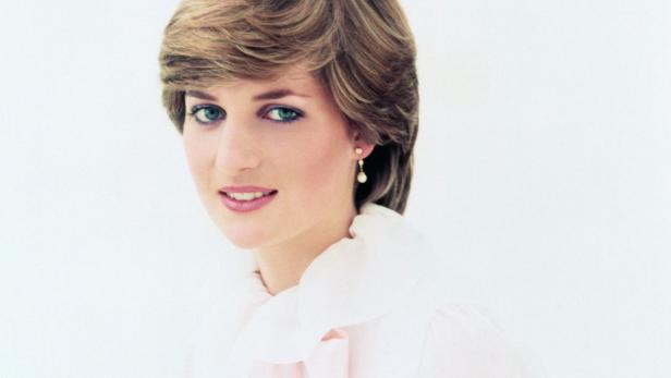 Rüschenkragen-Bluse von Prinzessin Dianas Verlobungsporträt wird versteigert