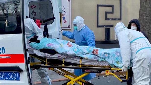 Massive Corona-Welle in China: Hunderttausende Tote werden befürchtet, Berichte über schwere Krankheitsverläufe häufen sich.