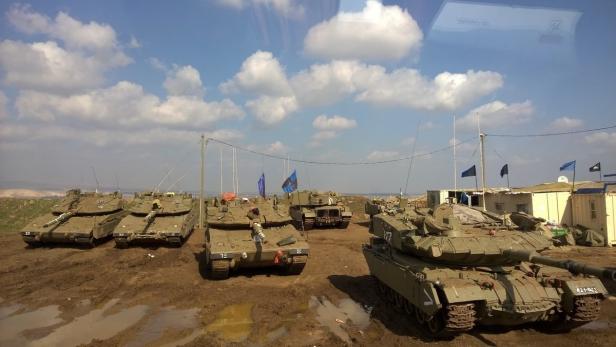 Israelische Panzer auf dem Golan. In Sichtweite, wo einst UNO-Soldaten patroullierten, kämpfen jetzt „ausschließlich bösartige Typen“, wie ein General den Bürgerkrieg beschreibt.
