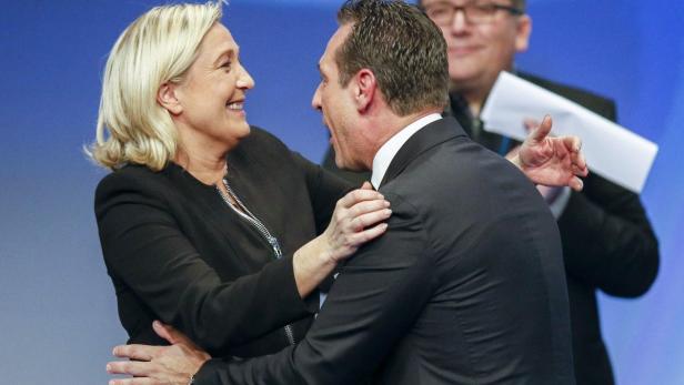 Le Pen nimmt Strache in den Arm – sie hat Chancen auf die Präsidentschaft, er sieht sich am Ballhausplatz.