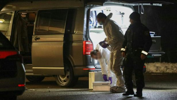 Am Tatort arbeiten Spurensicherung und Polizei an einem silbernen VW-Bus.