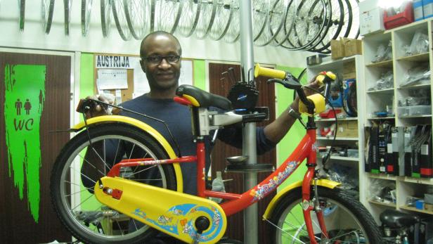 Sie haben Kinder? Und Kinderfahrräder sind teuer und schnell zu klein? Stimmt! Deswegen bietet ihnen Anthony Chira, , Johnstraße 5, ein faires Kinderfahrrad-Sharing-Modell an. Er sieht seinen Kids Bike Sharing Club auch als Investition in die Zukunft.