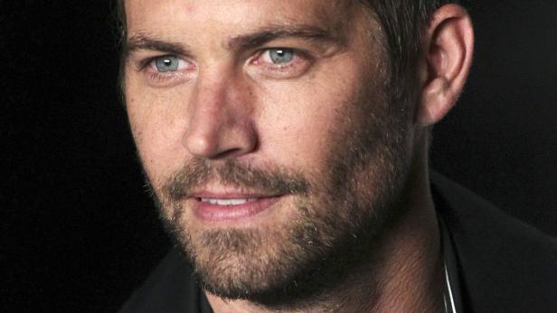 Porträt des Schauspielers Paul Walker mit Bart und hellblauen Augen.