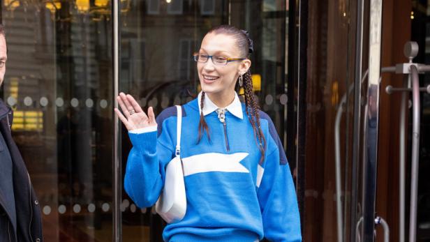 Bella Hadid verlässt das Hotel Le Royal Monceau in Paris.