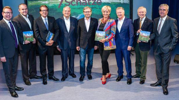 Verbessern die Laune der Landeshauptleute: Die ORF Landesdirektoren (v. li.). Markus Klement (Vorarlberg), Roland Brunhofer (Salzburg), Kurt Rammerstorfer ( Oberösterreich), Karlheinz Papst (Burgenland), Generaldirektor Alexander Wrabetz, Karin Bernhard (Kärnten), Helmut Krieghofer (Tirol), Norbert Gollinger (Niederösterreich), Gerhard Draxler (Steiermark). Nicht im Bild: Brigitte Wolf (Wien).