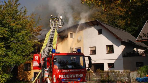 Als Mutter ihr Kind zur Schule brachte, fing das Haus Feuer
