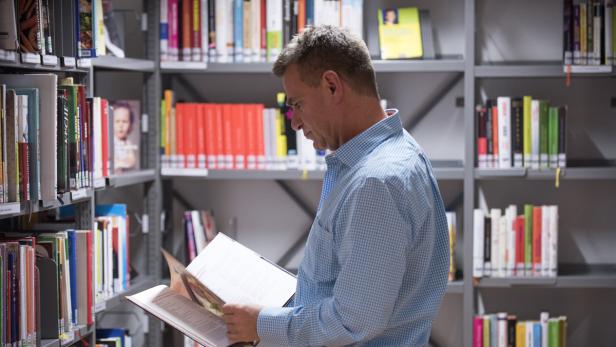 Ein Genuss: Schmökern, gustieren, fachsimpeln zwischen Tausenden bunten Buchdeckeln