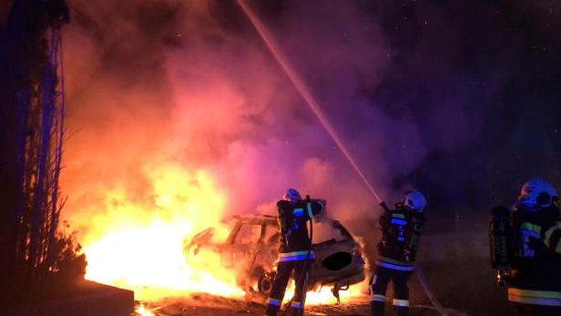 Schock am 24. Dezember: Autobrand griff in St. Pölten auf Haus über