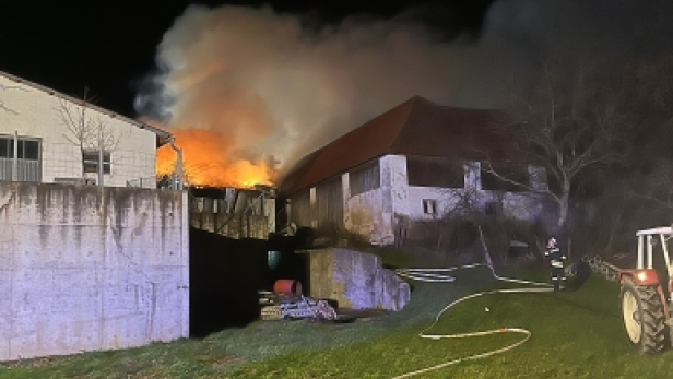 Großeinsatz der Feuerwehr: Bauernhof im Bezirk St. Pölten stand in Flammen