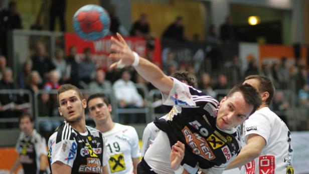 Ein Handballspieler wirft den Ball während eines Spiels.