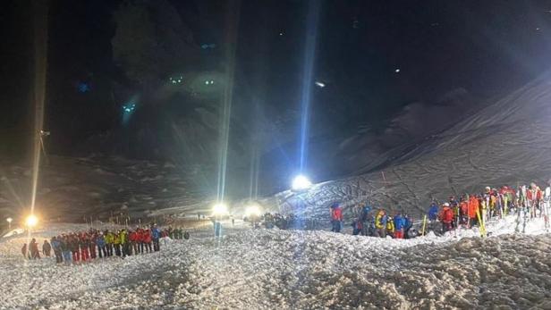 Nach dem Lawinenabgang auf eine Piste im Skigebiet Zürs am Arlberg wurden bis zu zehn Verschüttete befürchtet. Das Katastrophenszenario erfüllte sich nicht