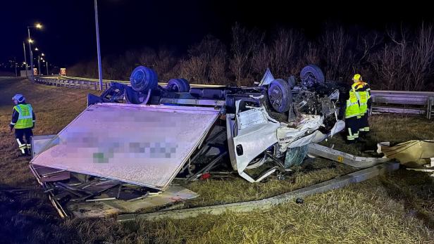 Unfall auf der A2: Lkw wurde über Leitschiene katapultiert