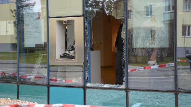 Blick auf die Schäden in der Filiale der Erste Bank am Reisenbauer-Ring in Wiener Neudorf.