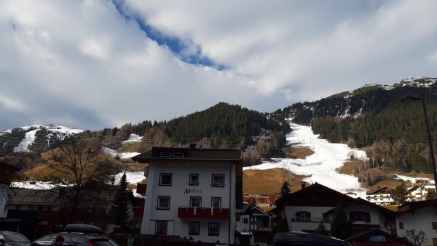 Grüne Wiesen im Skigebiet: Winter kommt nicht in Fahrt