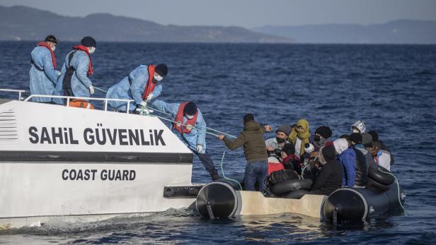 81 Migranten von türkischer Küstenwache aus Seenot gerettet 
