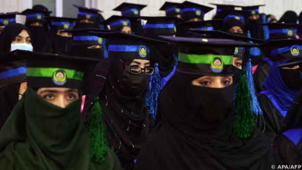 Selbst vollverschleierte Studentinnen stehen Taliban nicht zu Gesicht