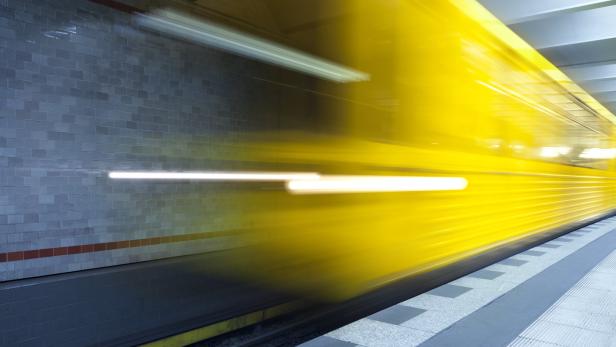 Dieses Video geht viral: Mann vs. U-Bahn. Wer ist schneller?