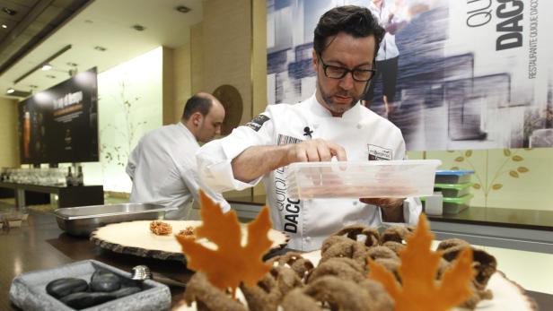 epa03708870 Spanish Chef, Quique Dacosta (from Quique Dacosta restaurant) prepares food during the 4th edition of Chef Millesime Awards ceremony in Madrid, Spain, 20 May 2013. The awarded chefs have been selected for their outstanding careers, their contribution to the National restaurant industry and their international influence. EPA/FERNANDO ALVARADO