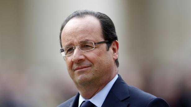 France&#039;s President Francois Hollande attends a military ceremony in the courtyard of the Invalides in Paris, June 14, 2013. REUTERS/Charles Platiau (FRANCE - Tags: POLITICS)