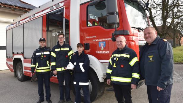 Michael, 13, mit Feuerwehrkommandanten aus Haindorf und Pinnersdorf, sowie Bezirkskommandant Rudolf Katzengruber