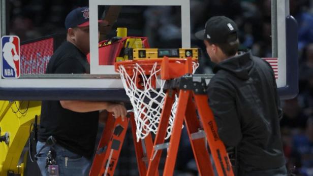 Skurrile Szene bei Topspiel: NBA-Star verbog den Basketball-Ring