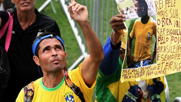 Totenwache für eine Fußball-Legende: Fans nehmen Abschied von Pelé