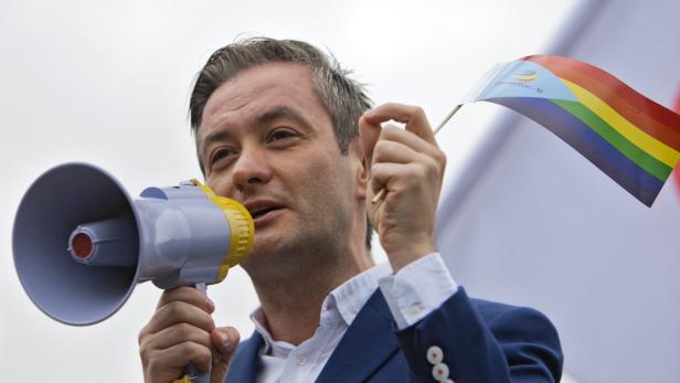 Robert Biedron bei einer Kundgebung - der 38-Jährige ist Polens erster offen schwuler Bürgermeister.