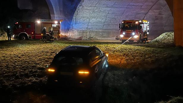 Auto in Bach: Insassen verschwunden, Polizei ermittelt bei St. Pölten