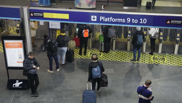 Pendler verzweifelt: In Großbritannien streiken die Eisenbahner erneut