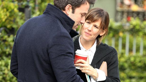 Jennifer Garner hält einen Kaffeebecher, während sie mit Ben Affleck spricht.