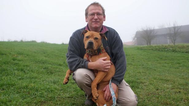 Tierheim-Betreiber Franz Schlosser mit einem der Hunde