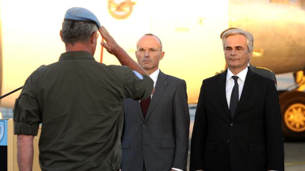Verteidigungsminister Gerald Klug und Bundeskanzler Werner Faymann (R.) während des Empfangs der ersten UNO-Blauhelme am Mittwoch, 12. Juni 2013, am Flughafen in Wien Schwechat. APA-FOTO: HERBERT PFARRHOFER