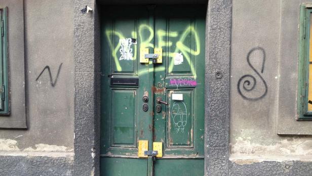 Sie prangen unübersehbar auf Dutzenden Hausmauern in der Wiener Innenstadt: Graffitis mit dem Schriftzug &quot;Puber&quot;.