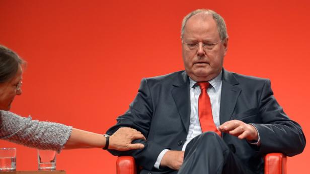 epa03747347 Chancellor candiate of the Social Democratic Party (SPD), Peer Steinbrueck, is comforted by his wife Gertrud during the SPD convention in Berlin, Germany, 16 June 2013. EPA/BRITTA PEDERSEN