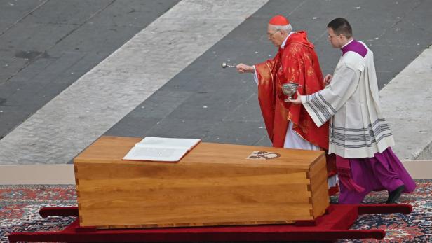 Ehemaliger Papst wurde zu Grabe getragen