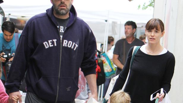 Ben Affleck und Jennifer Garner mit ihren Kindern auf einem Markt.