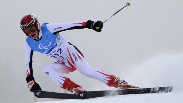 epa02078493 Markus Salcher of Austria in action during the Men&#039;s Downhill-Standing training run at the Vancouver 2010 Paralympic Games, 13 March 2010. Officials cancelled today&#039;s official downhill run due to fog. EPA/BONNY MAKAREWICZ