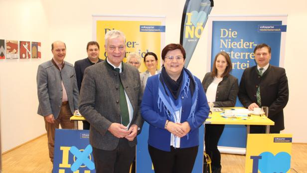 Wollen zwei VP-Grundmandate im Bezirk Amstetten verteidigen: Listenerste Anton Kasser und Michaela Hinterholzer mit Bezirkskandidaten