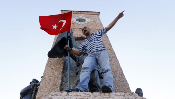 Ganz im Stillen wollte dieser Mann offenbar auch nicht protestieren. Er kettete sich an ein Atatürk-Denkmal mitten am Taksim-Platz.