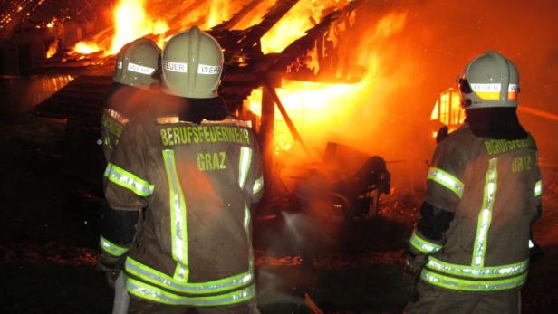 80 Feuerwehrleute löschten Dachstuhlbrand in der Steiermark