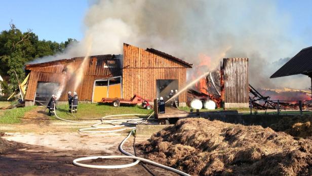 16.06.13, Weilbach, AUT, Brand Landwirtschaftliches Objekt, im Bild in Vollbrand steht ein Bauernhof zu dem Brand Alarmstufe 3 wurden 13 Feuerwehren alarmiert die derzeit noch im Einsatz sind, Pressefoto Scharinger © 2013, PhotoCredit D. Scharinger