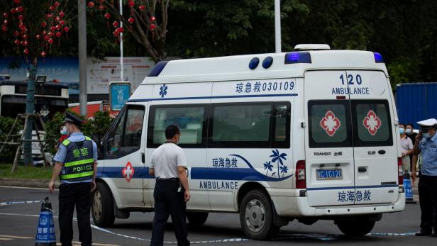 Police officers manage vehicles entering and exiting Qionghai amid COVID-19 outbreak